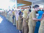 asn-bergantian-menyalami-bupati-dan-wakil-bupati.jpg