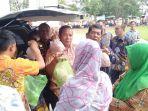 asn-jeneponto-nampak-antusias-membeli-cabai-di-halaman-kantor-bupati-jeneponto.jpg