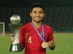 asnawi-mangkualam-bahar-yang-mengalungi-medali-juara-piala-aff-u-22.jpg
