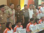 atlet-berfoto-bersama-unsur-forkopimda-disela-penyerahan-bonus-di-barugae-rujab-wali-kota-parepare.jpg