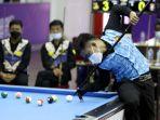 atlet-biliar-kontingen-sulawesi-selatan-ismail-kadir-saat-menyodok-bola.jpg
