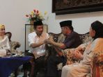 aziz-qahhar-bersama-istri-nurdin-halid-andi-nurbani-nh-di-kediaman-hzb-palaguna_20170818_194659.jpg