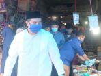 bakal-calon-bupati-maros-chaidir-syam-kenakan-masker-saat-berada-di-pasar-tradisional.jpg