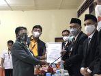 bakal-paslon-ombas-dedy-saat-menerima-berita-acara-penerimaan-berkas-pendaftaran.jpg