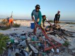 balai-taman-nasional-taka-bonerate-selayar-membersihkan-sampah-plastik_20180814_110152.jpg