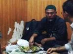 bambang-lagi-makan-di-musala-bareskrim.jpg