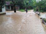 banjir-kembali-merendam-kecamatan-pitumpanua-kabupaten-wajo-senin-672020.jpg