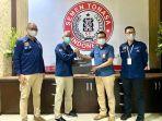 bank-mandiri-region-10-menyerahkan-penghargaan-kepada-pt-prima-karya-manunggal.jpg