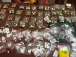 barang-bukti-disita-polisi-dari-bunda-gila_20160302_190851.jpg
