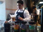 barista-maxx-coffee-sedang-meracik-kopi-java-ciwidey-di-mal-panakkukang.jpg