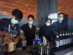 barista-rustic-bar-and-cafe-toddopuli-tengah-meracik-kopi-bagi-tamu.jpg