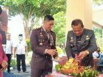 basmin-mattayang-kanan-didampingi-akbp-fajar-dani-susanto-memotong-nasi-tumpeng.jpg