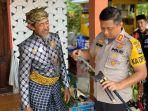 bau-muhammad-aras-abdi-to-baji-pua-sinri-memberikan-keris-indratmoko.jpg