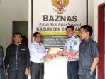 baznas-menyerahkan-bantuan-uang-tunai.jpg