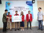 bca-kembali-menyerahkan-beasiswa-kepada.jpg