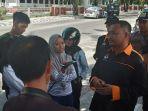 beberapa-orang-warga-menyambangi-kantor-komisi-pemilihan.jpg