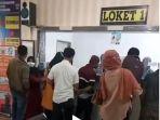 beberapa-wajib-pajak-berkerumun-di-depan-loket-samsat-bulukumba-4.jpg