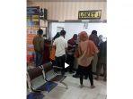 beberapa-wajib-pajak-berkerumun-di-depan-loket-samsat-bulukumba.jpg