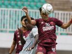 bek-kanan-psm-makassar-benny-wahyudi-berusaha-halau-bola.jpg