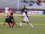 bek-psm-benny-wahyudi-saat-dikawal-bek-persipura.jpg