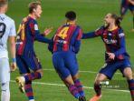 bek-uruguay-barcelona-ronald-araujo-2r-merayakan-golnya-bersama-pemain.jpg