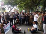 belasan-atlet-porda-bantaeng-demo-di-depan-kantor-bupati.jpg