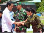 bella-saphira-mendampingi-suami-mayjen-agus-menyambut-presiden-jokowi_20180723_092504.jpg
