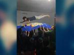 belum-lama-ini-viral-video-sekelompok-remaja-pria-asyik-bermain-trampolin-menggunakan-selimut.jpg