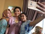 berfoto-dengan-rekannya-di-sela-acara-pelamaran_20170205_000544.jpg