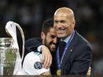 berpelukan-pemain-real-madrid-isco-dan-pelatih-zinedine-zidane.jpg