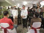 bertolak-ke-solo-mentan-serahkan-bantuan-atm-beras-untuk-masyarakat.jpg
