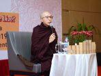 bhikkhu-uttaranana-sedang-membahas-materi-how-do-the-one-has-best-life-live.jpg