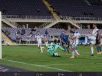 bintang-timnas-bosnia-herzegovina-edin-dzekomencetak-gol-ke-gawang-timnas-italia.jpg