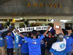 bobotoh-sambut-tim-persib-di-bandara-sultan-hasanuddin.jpg