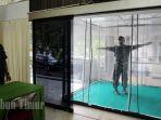 box-sterilisasi-tersedia-di-pintu-masuk-sekretariat-gugus-tugas-percepatan-penanganan-covid-19-5.jpg