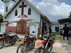 brimob-bersenjata-menjaga-gereja-gpil-jemaat-sabbang-di-kelurahan-salassa.jpg