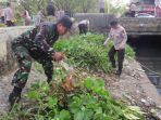 brimob-dan-tni-bersihkan-lingkungan-di-parepare_20181023_122535.jpg