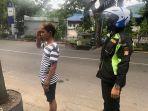 bripda-ikbal-menghukum-seorang-remaja-yang-tidak-menggunakan-masker.jpg