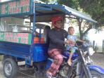 bripka-irwan-ukkas-membawa-anak-sambil-jualan-es-teler_20160530_200613.jpg