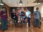 budiman-hakim-menerima-kartu-tanda-anggota-kta-partai-demokrasi-indonesia-perjuangan.jpg