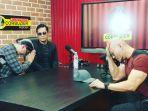 bukannya-dibela-abu-janda-justru-diceramahi-habis-habisan-oleh-gus-miftah-di-depan-deddy-corbuzier.jpg