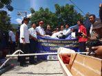 bupati-bantul-h-sudarsono-saat-menyerahkan-bantuan-perahu.jpg