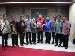bupati-bulukumba-am-sukri-sappewali-setelah-menerima-piala-adipura.jpg