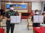 bupati-gowa-adnan-purichta-ichsan-kiri-bersama-ketua-dprd-gowa-rafiuddin-memperlihatkan-wtp.jpg