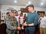 bupati-gowa-adnan-purichta-menerima-bantuan-pemkab-donggala.jpg
