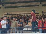 bupati-gowa-di-antara-para-suporter-psm.jpg