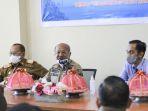 bupati-jeneponto-iksan-iskandar-di-ruang-rapat-kantor-samsat-jeneponto-selasa-1492021-pagi.jpg