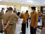 bupati-jeneponto-iksan-iskandar-menyerahkan-penghargaan-kepada-peserta-stqh.jpg