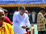 bupati-kalatiku-paembonan-menyalakan-lilin.jpg