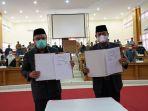bupati-luwu-basmin-mattayang-kanan-memperlihatkan-perda-apbd-tahun-anggaran-2021.jpg
